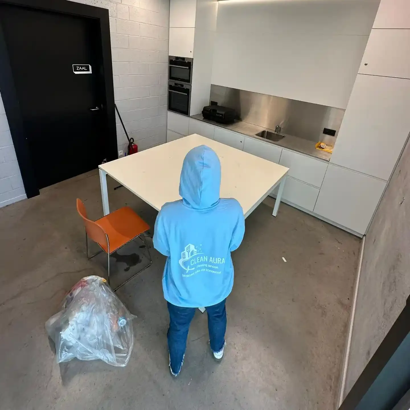 Clean Aura medewerker aan het werk na een event