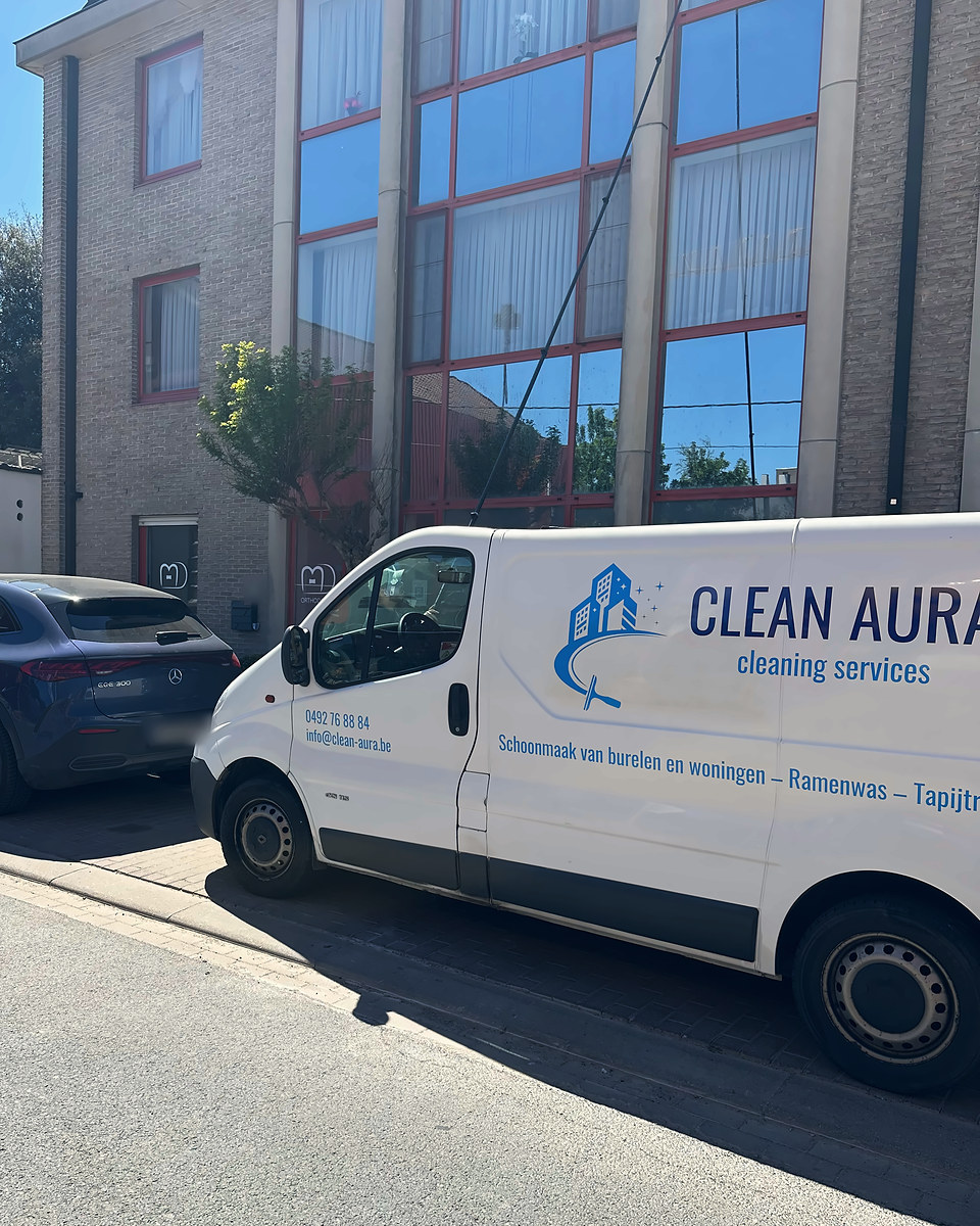 De Clean Aura bestelwagen voor een bedrijfspand, met de telescoopsteel tot aan de ramen van de bovenverdieping