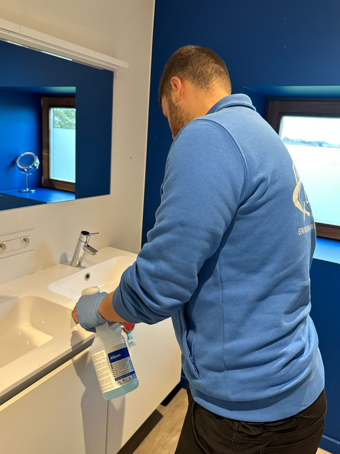 Clean Aura medewerker reinigt het sanitair van een woning